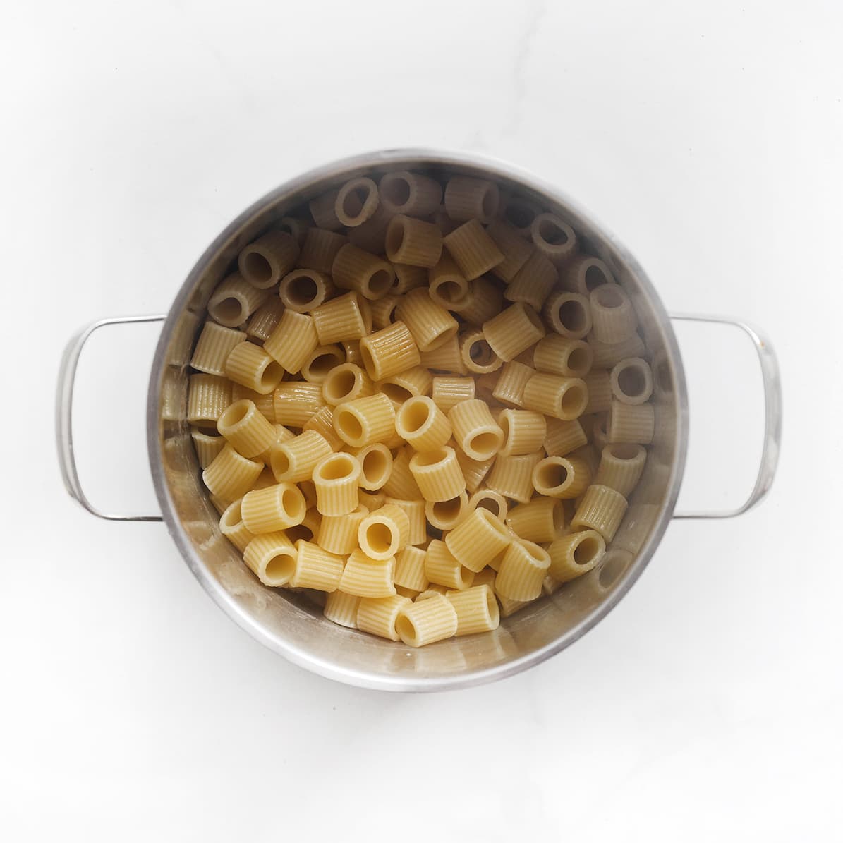 Rigatoni gaar koken