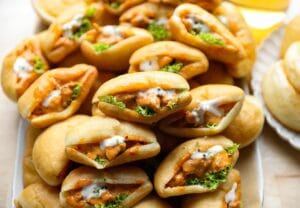 Gebakken Broodjes met Romige Hete Kip