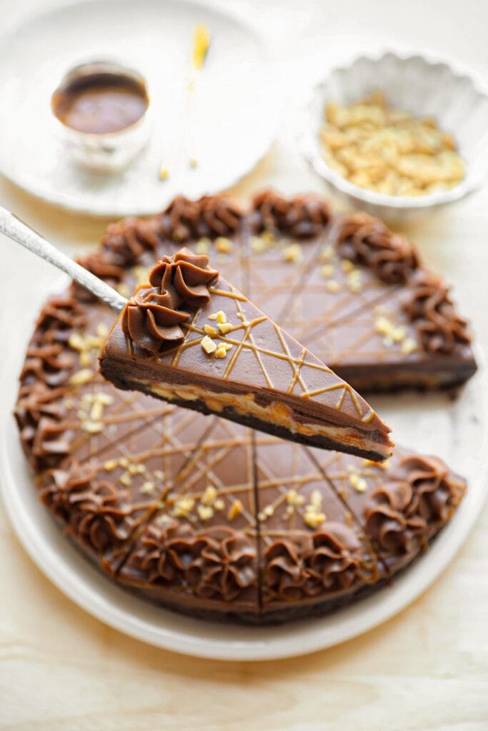 Snickers pinda karamel taart eindresultaat Kookmutsjes