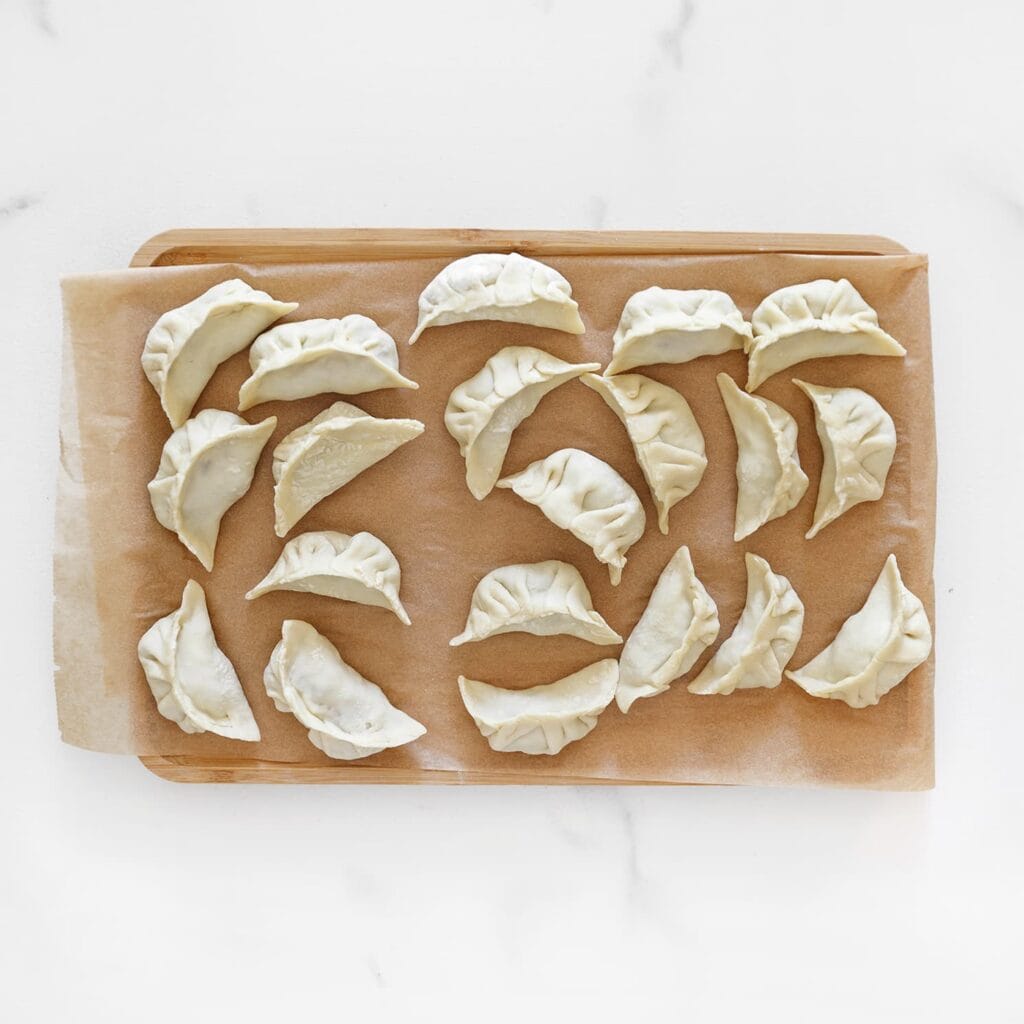 Leg de dumplings op een vel bakpapier.