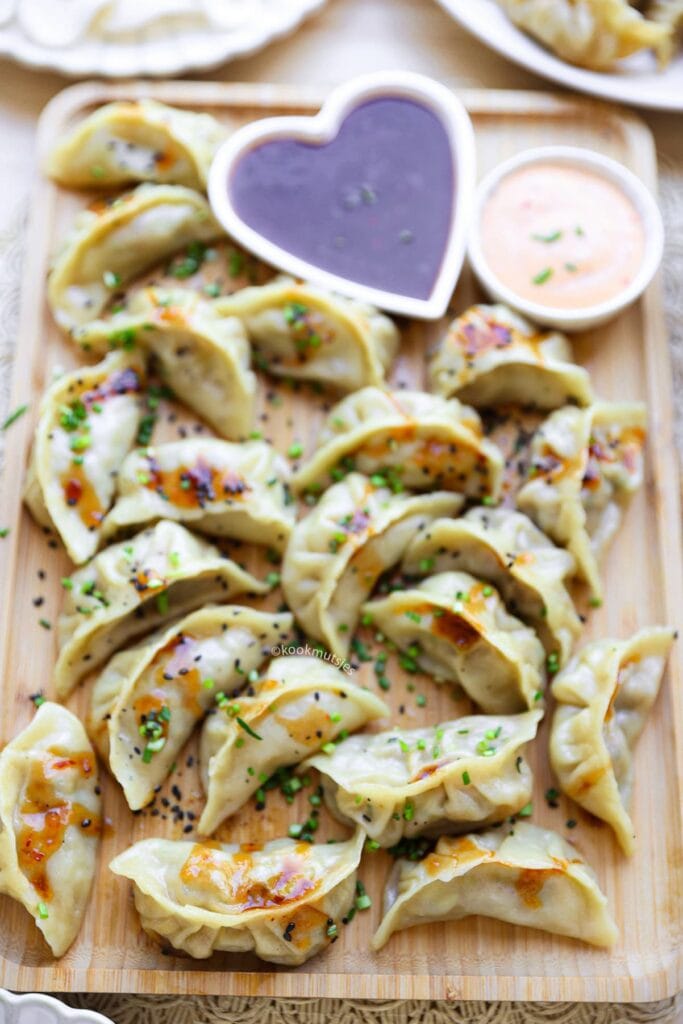 Zelfgemaakte dumplings met kip