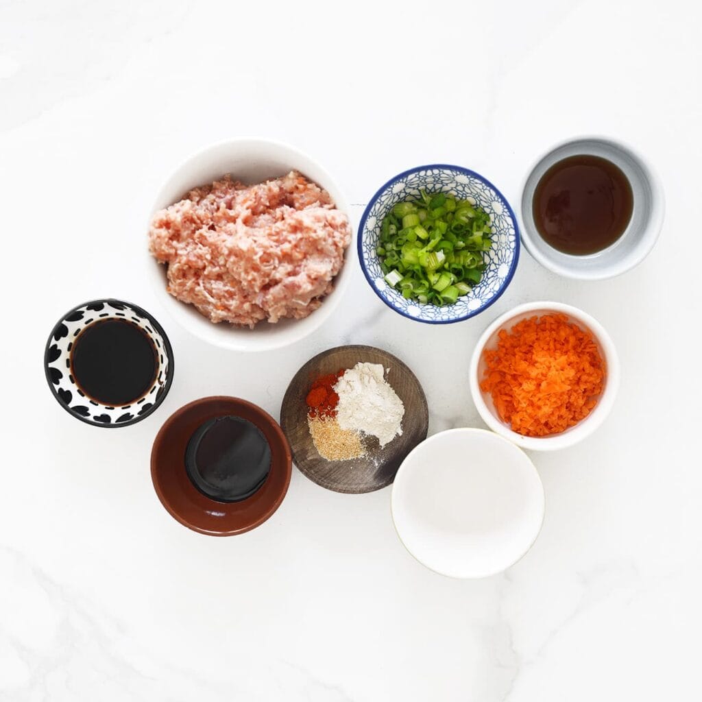 Rasp de wortel heel fijn en snijd de lente-ui in kleine stukjes. Leg alle ingredi&euml;nten alvast klaar.