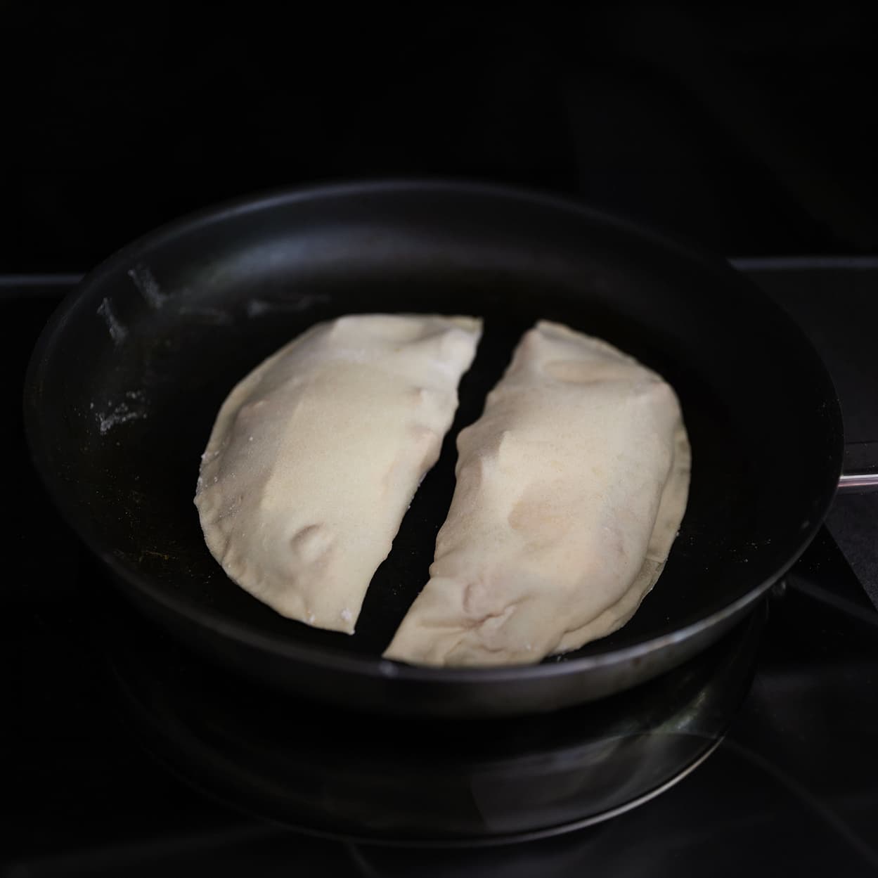 Broodjes bakken in een pan