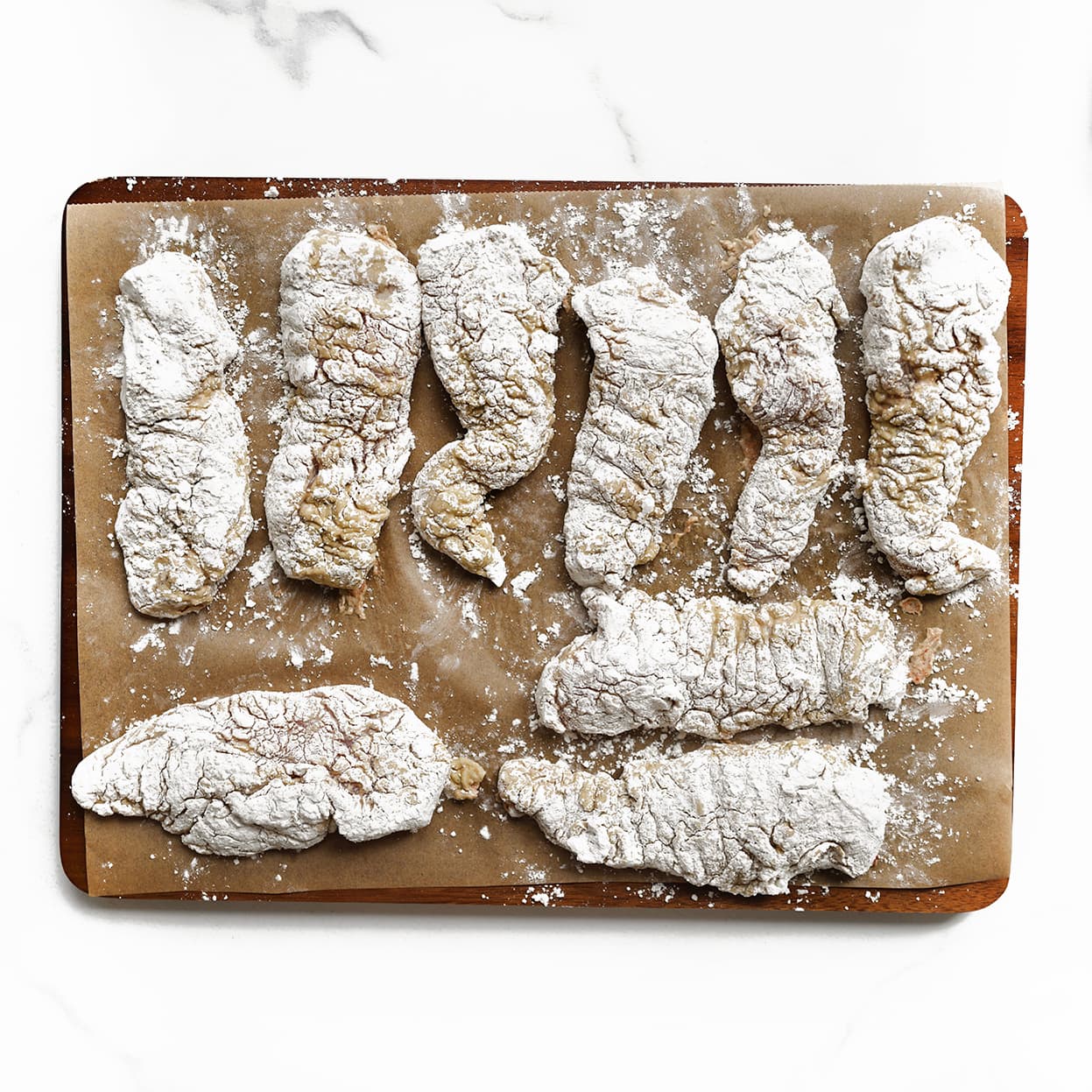 Chicken tenders op een vel bakpapier leggen
