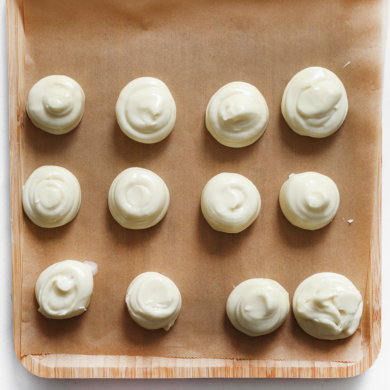 Chocoladepasta spuiten op een vel bakpapier