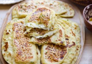 Zelfgemaakt flatbread met kaas van aardappeldeeg, goudbruin gebakken in de koekenpan en gevuld met gesmolten kaas.