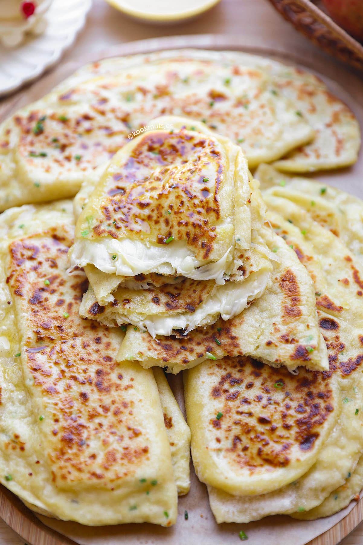 Doorgesneden flatbread van aardappeldeeg met een vulling van gesmolten kaas.