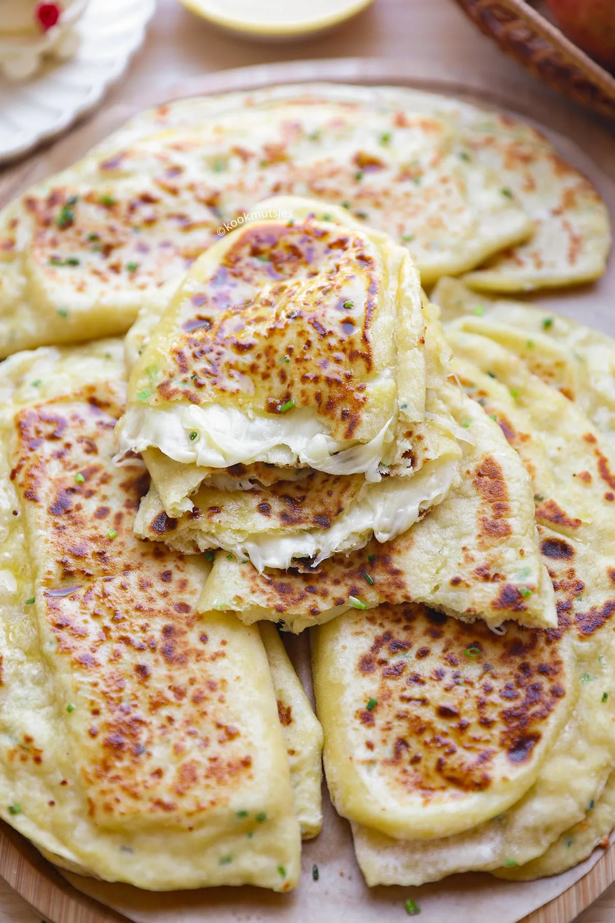 Doorgesneden flatbread van aardappeldeeg met een vulling van gesmolten kaas.