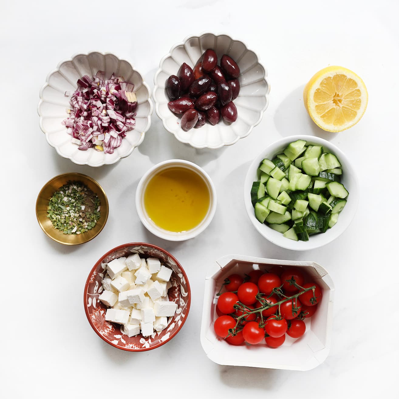 Ingredienten klaar leggen voor de Griekse salade