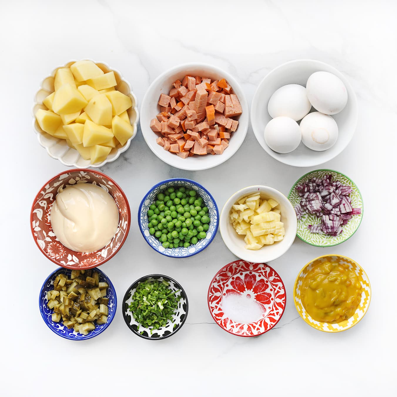 Ingredienten klaar leggen voor de Huzarensalade