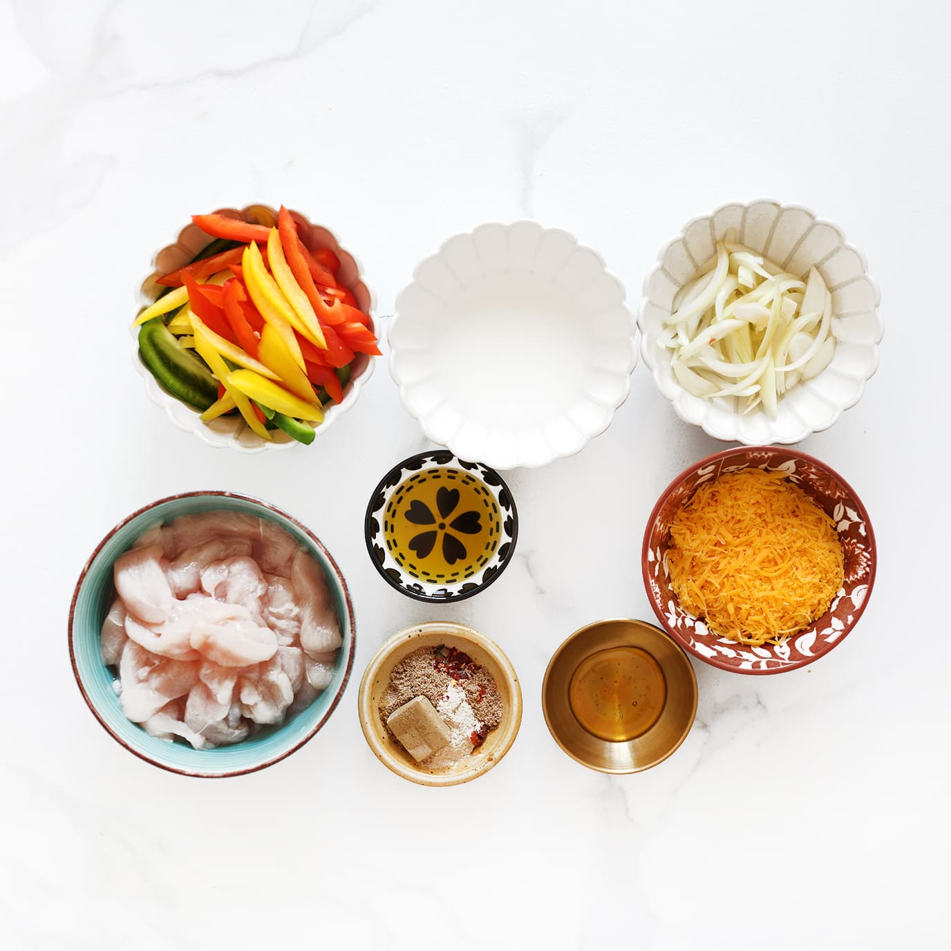 Ingredienten klaar leggen voor de kip fajita broodjes