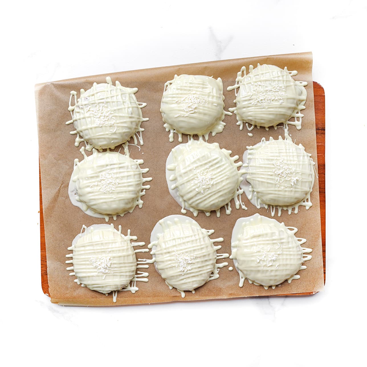 Koekjes garneren met lijntjes van witte chocolade