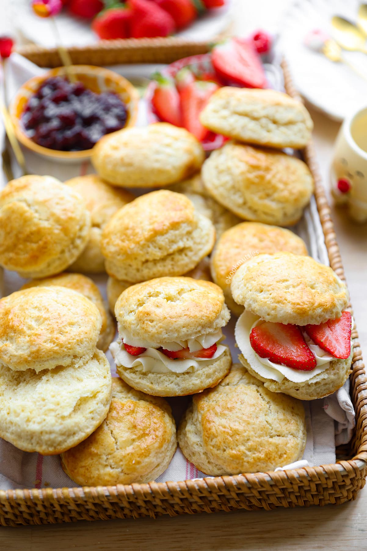 Opengebroken luchtige Engelse scone met zachte binnenkant, geserveerd met jam en clotted cream