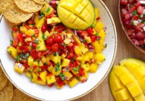 Mango salsa met jalapeño, rode ui, paprika en limoen in een kom