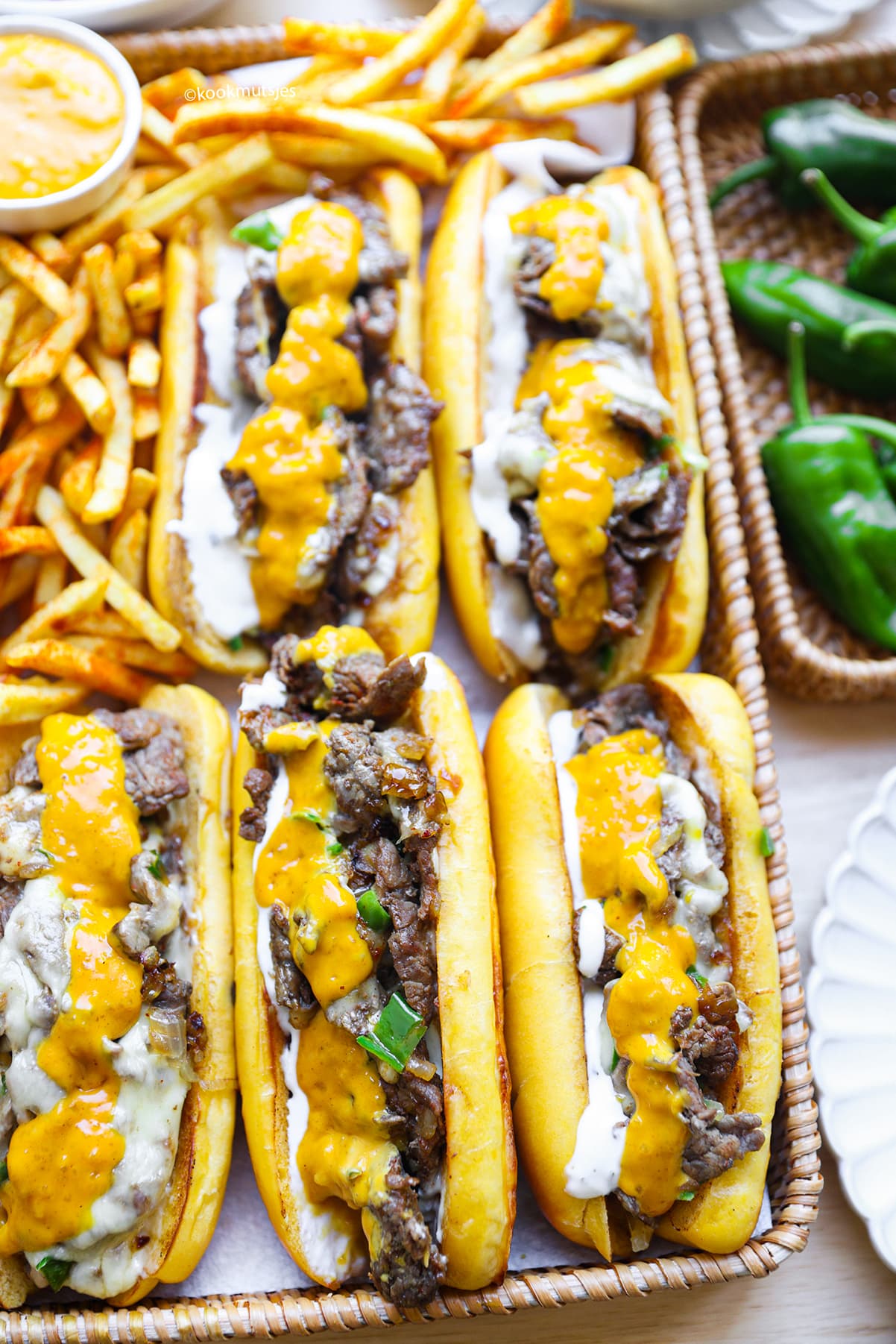 Gesmolten Ribeye Steakbroodjes met Kaas en Jalapeño