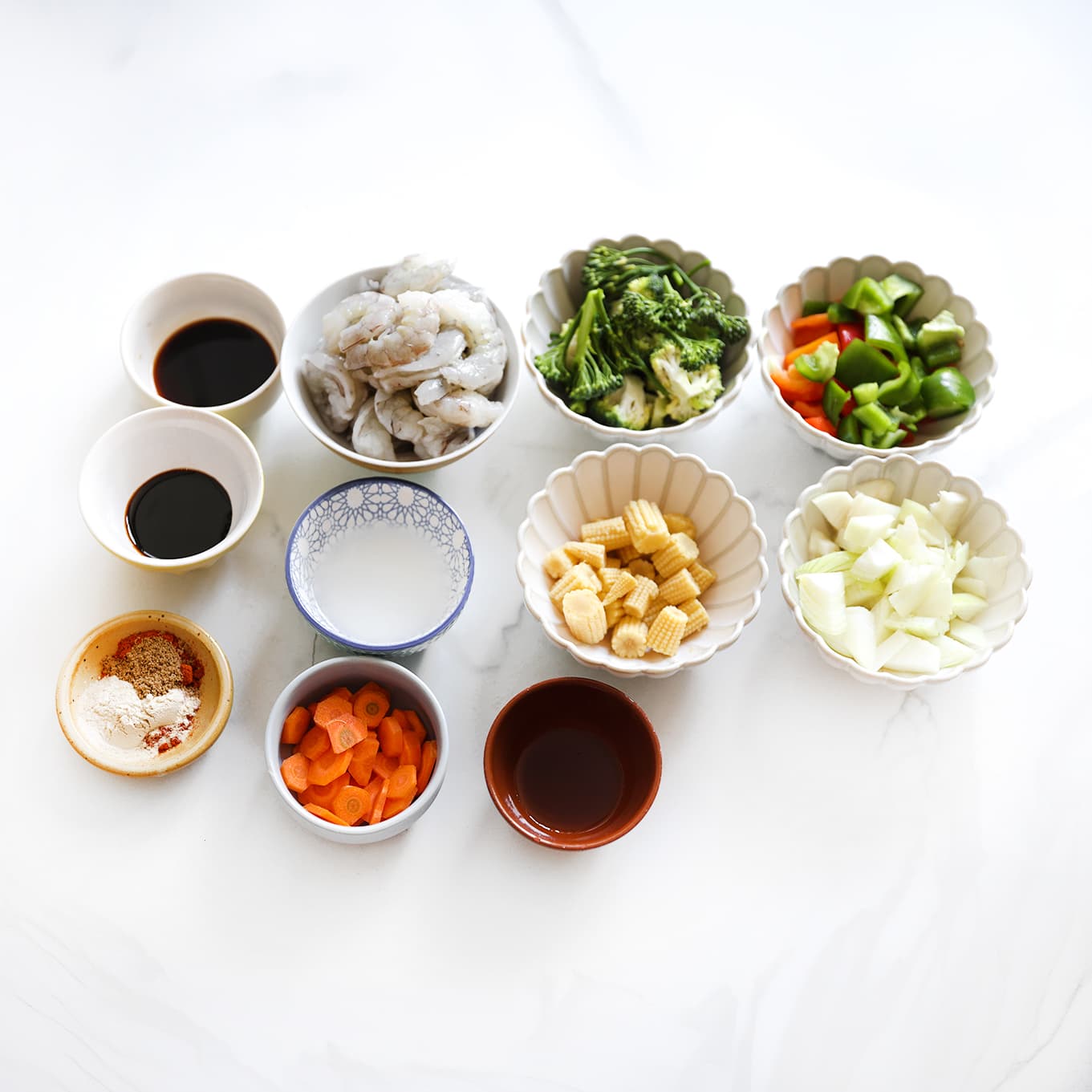Pittige Wokgarnalen in Saus ingredienten klaar leggen