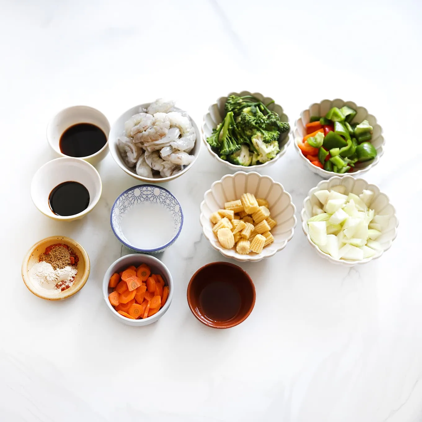 Pittige Wokgarnalen in Saus ingredienten klaar leggen