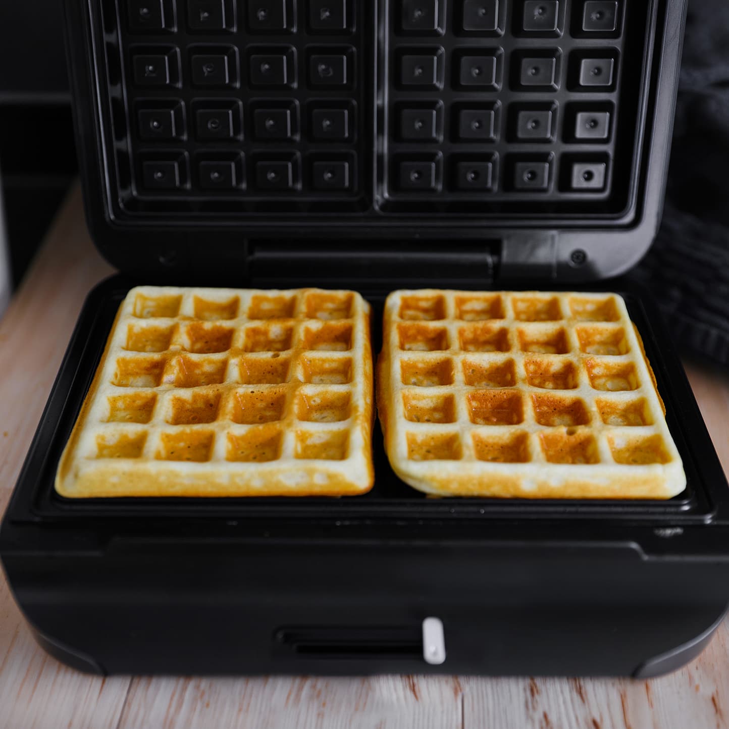 Wafels goudbruin bakken in een wafelijzer