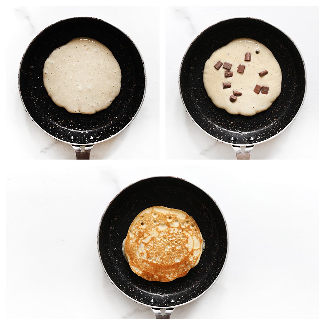 Beslag voor bananenpannenkoekjes wordt in een ingevette koekenpan geschept