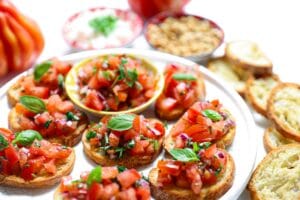 Zelfgemaakte bruschetta met verse tomatensalsa op geroosterd stokbrood