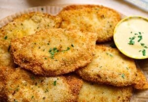 Krokante chicken caesar broodjes gevuld met romige kip, gesmolten kaas en een krokante panko korst.