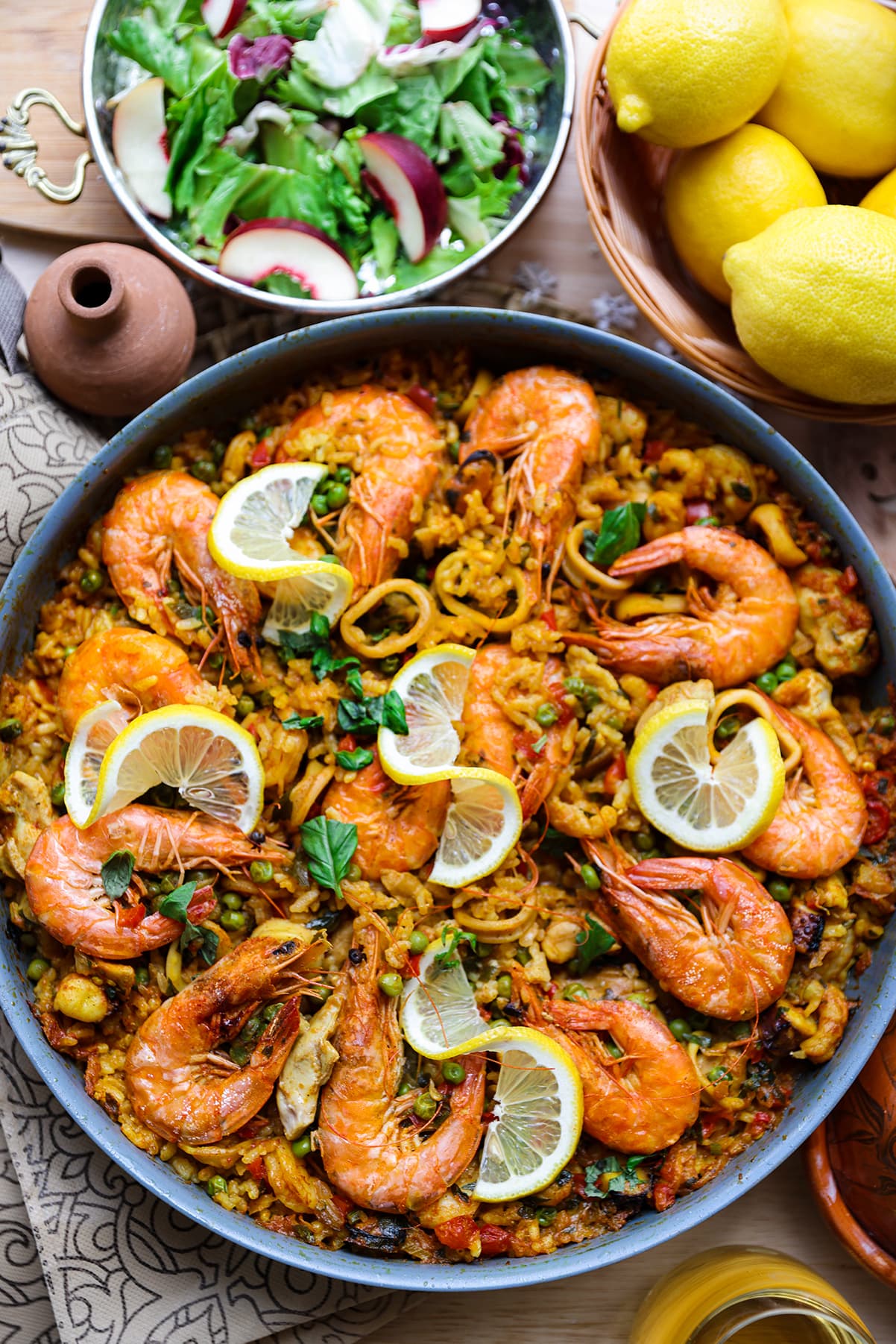 Close-up van paella met garnalen, kip en doperwten met gekruide rijst