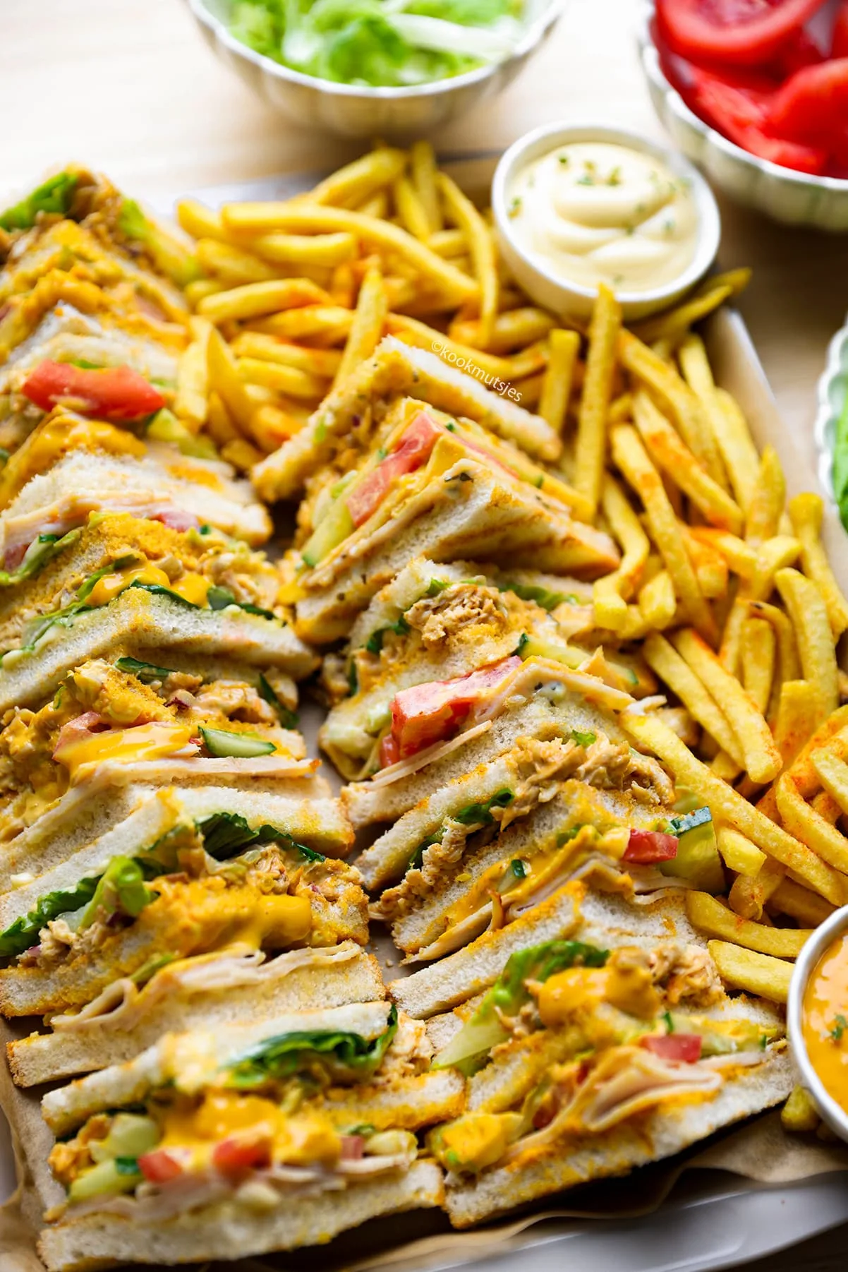 Club sandwich met kip close-ip, kipsalami, kaas, sla, tomaat, komkommer en romige mosterdsaus op geroosterd casinobrood