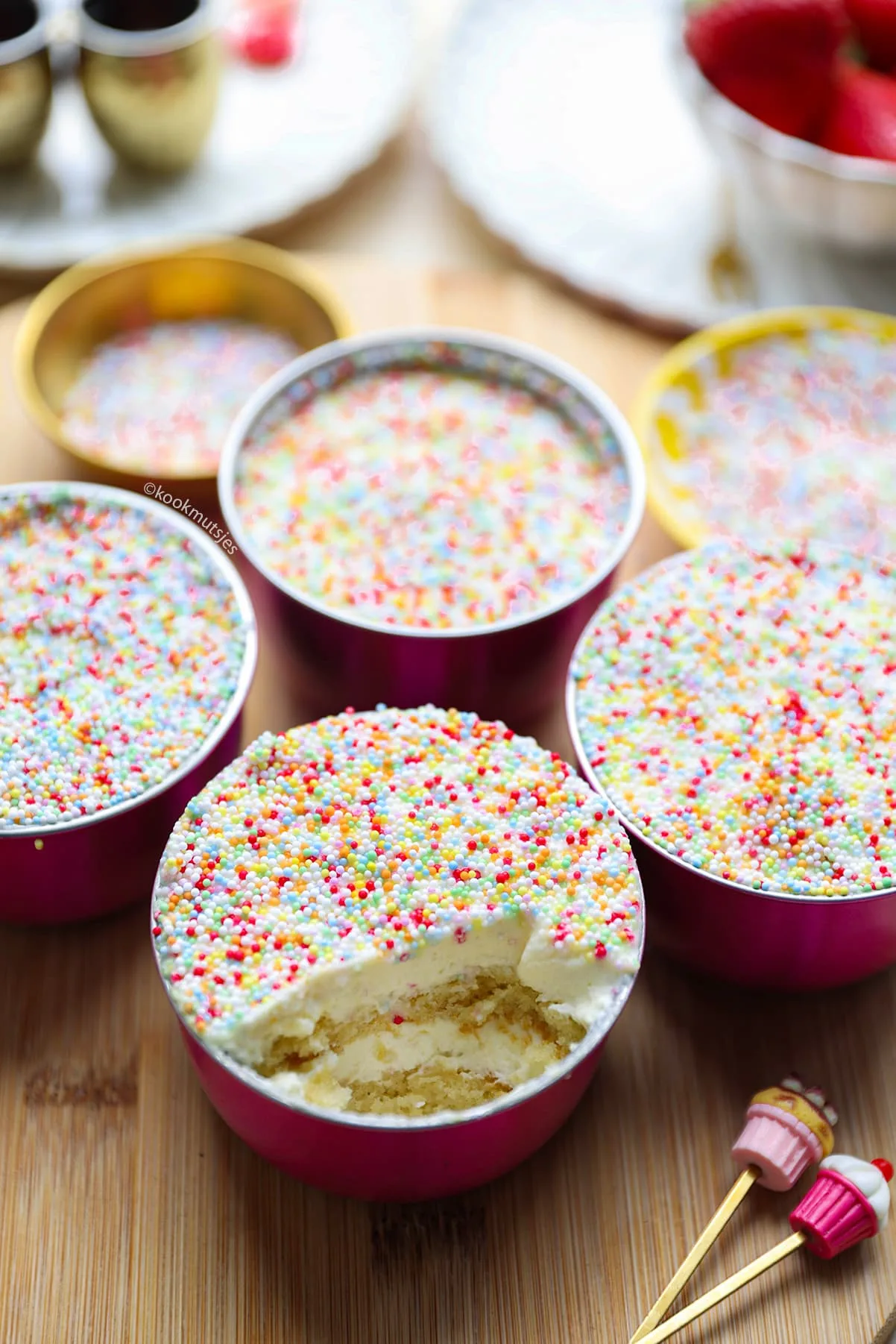 Close-up van zelfgemaakte dot cakes met roomkaasvulling en gekleurde spikkels
