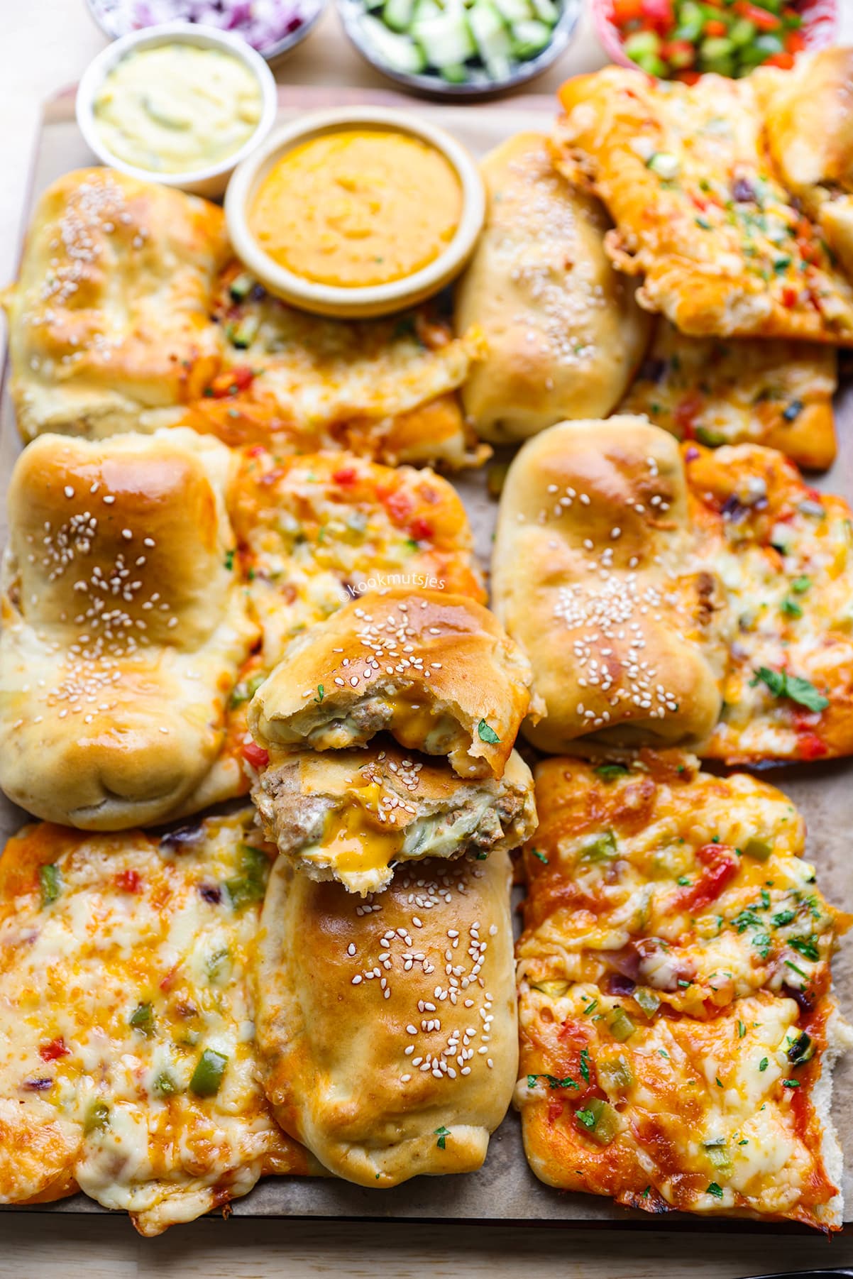 Close-up van pizzaburgers met gesmolten kaas en gehaktvulling