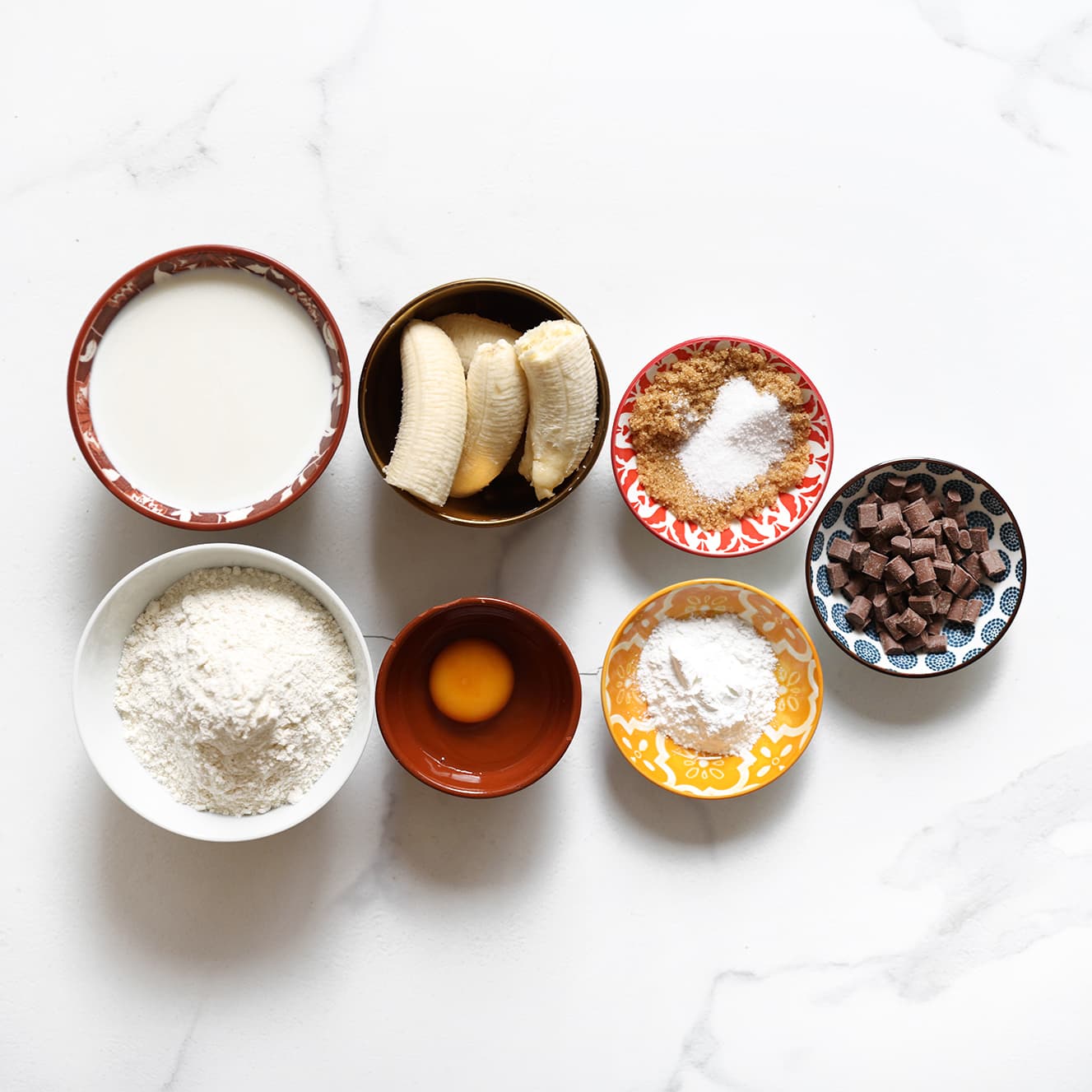 Ingredienten klaar leggen voor het maken van bananen pancakes