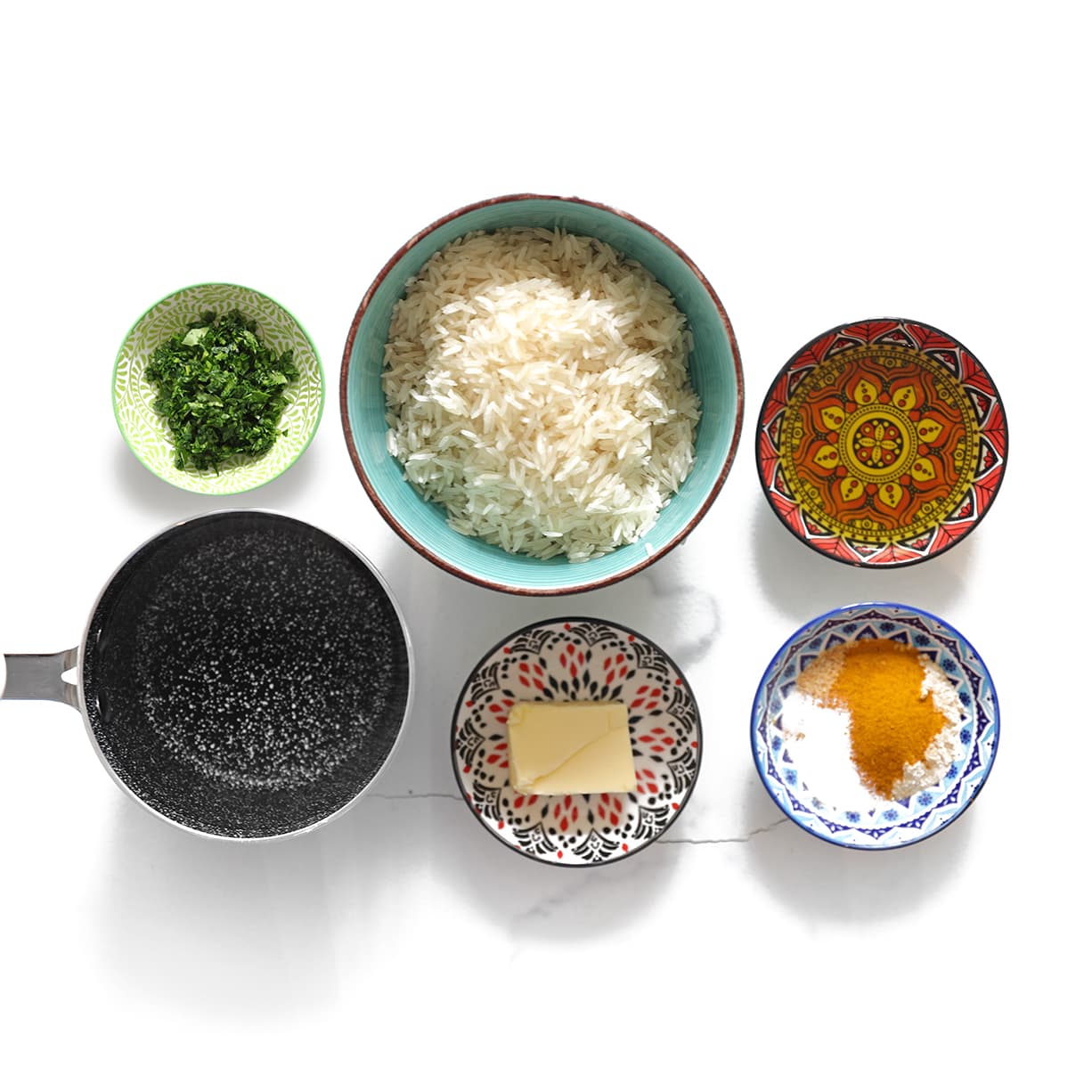 Ingredienten klaar leggen voor het maken van korrelige gele rijst