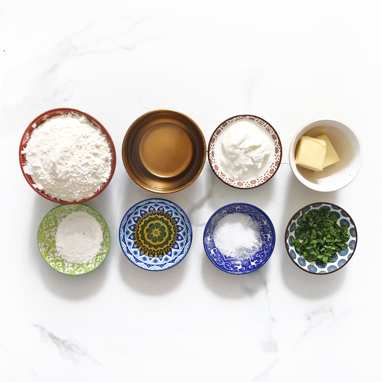 Ingredienten klaar leggen voor het maken van naanbrood