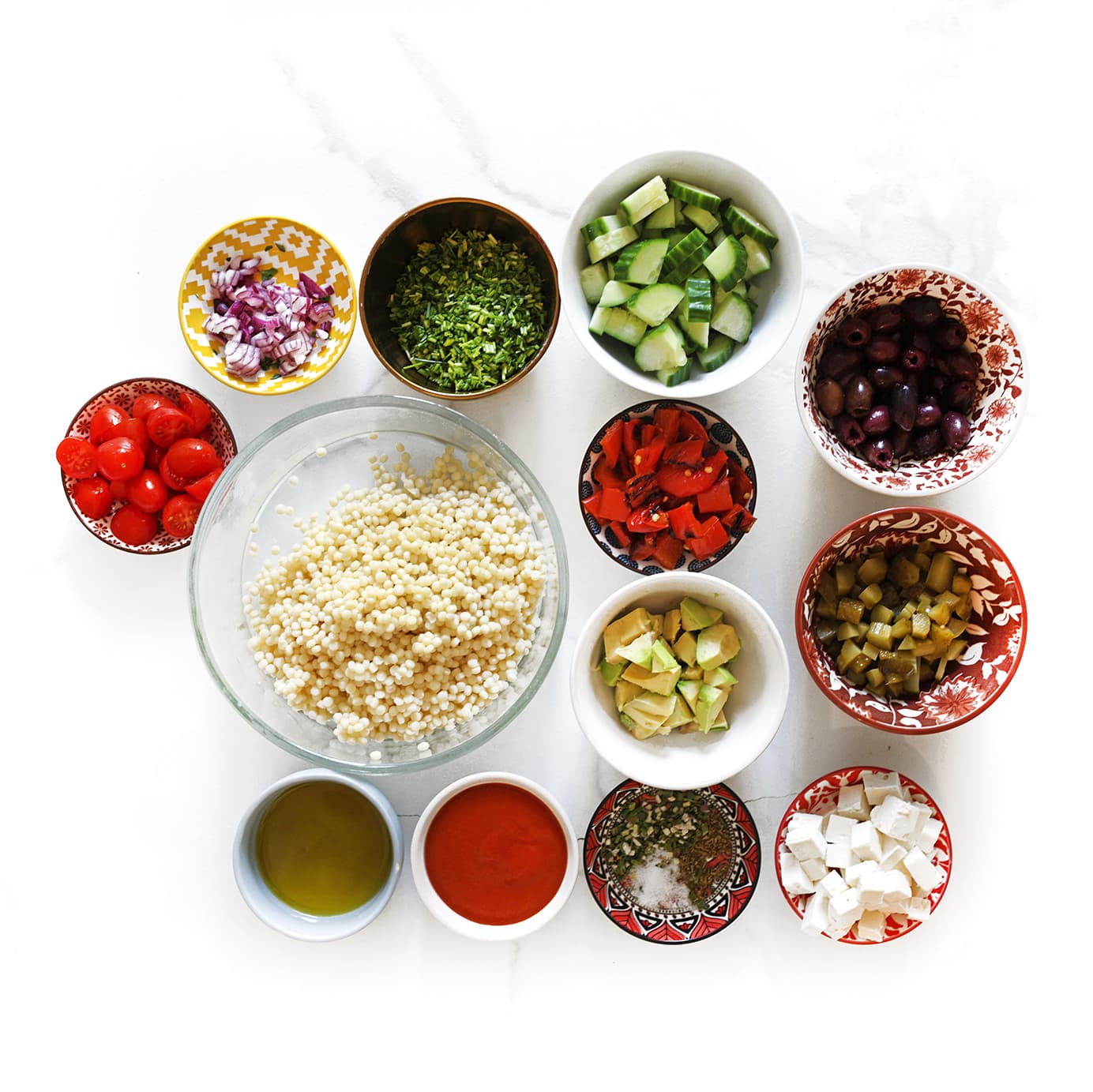 Alle ingrediënten voor parelcouscoussalade op het aanrecht.