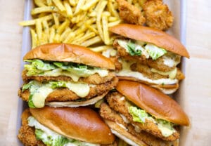 Kip Caesar Burgers met krokante gepaneerde kip, romaine sla en romige Caesar dressing