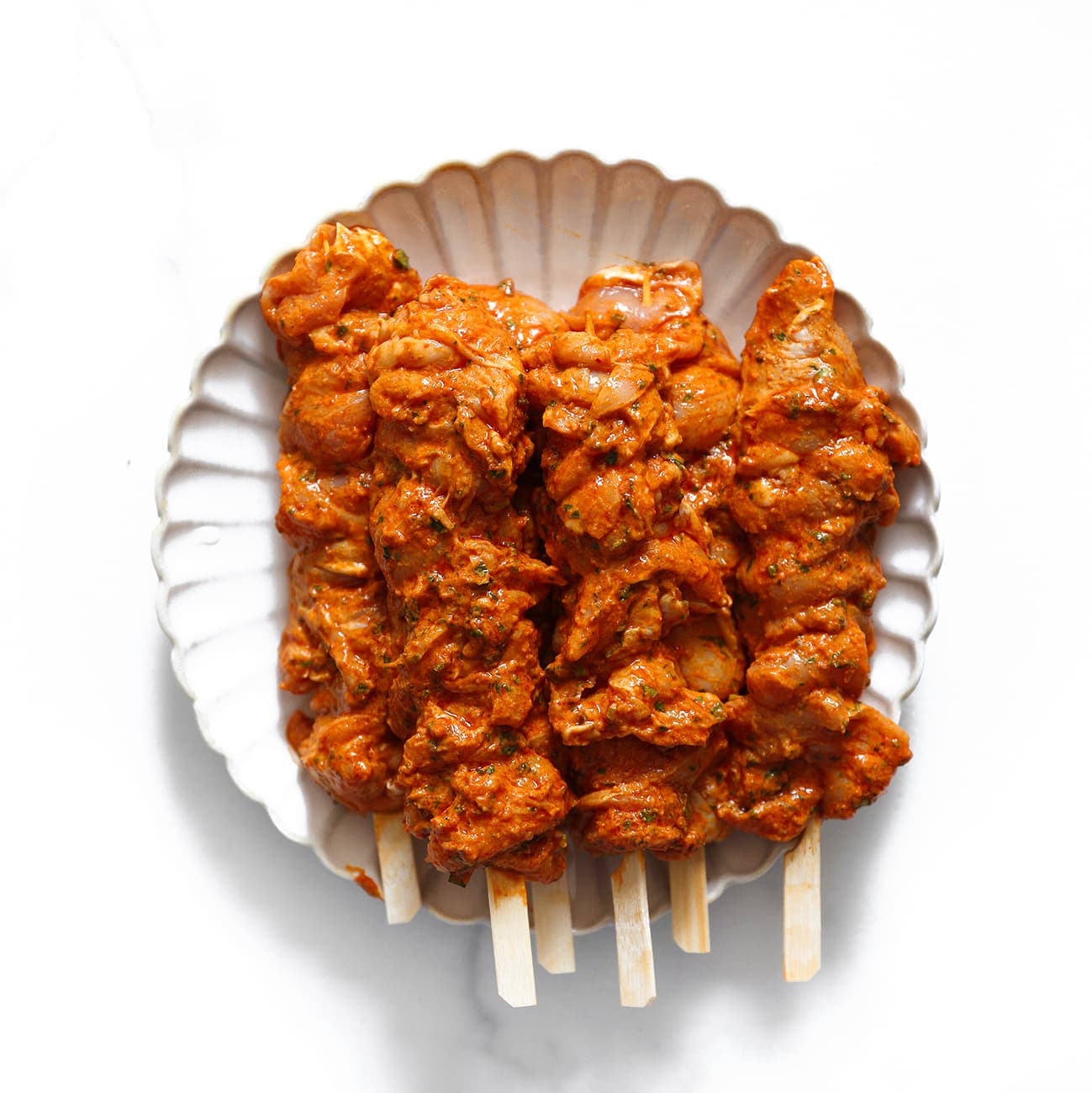 Kip shoarma rijgen aan spiesjes