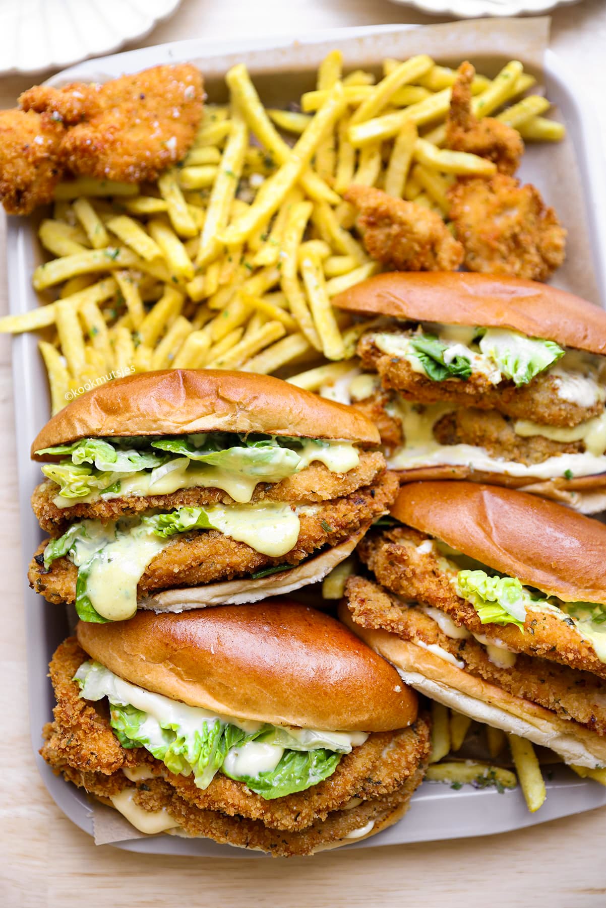 Chicken Caesar sandwich met krokante kip en Caesar dressing op een vers puntbroodje