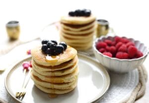 Luchtige blueberry pancakes met bosbessen, fluffy Amerikaanse pancakes op een bord