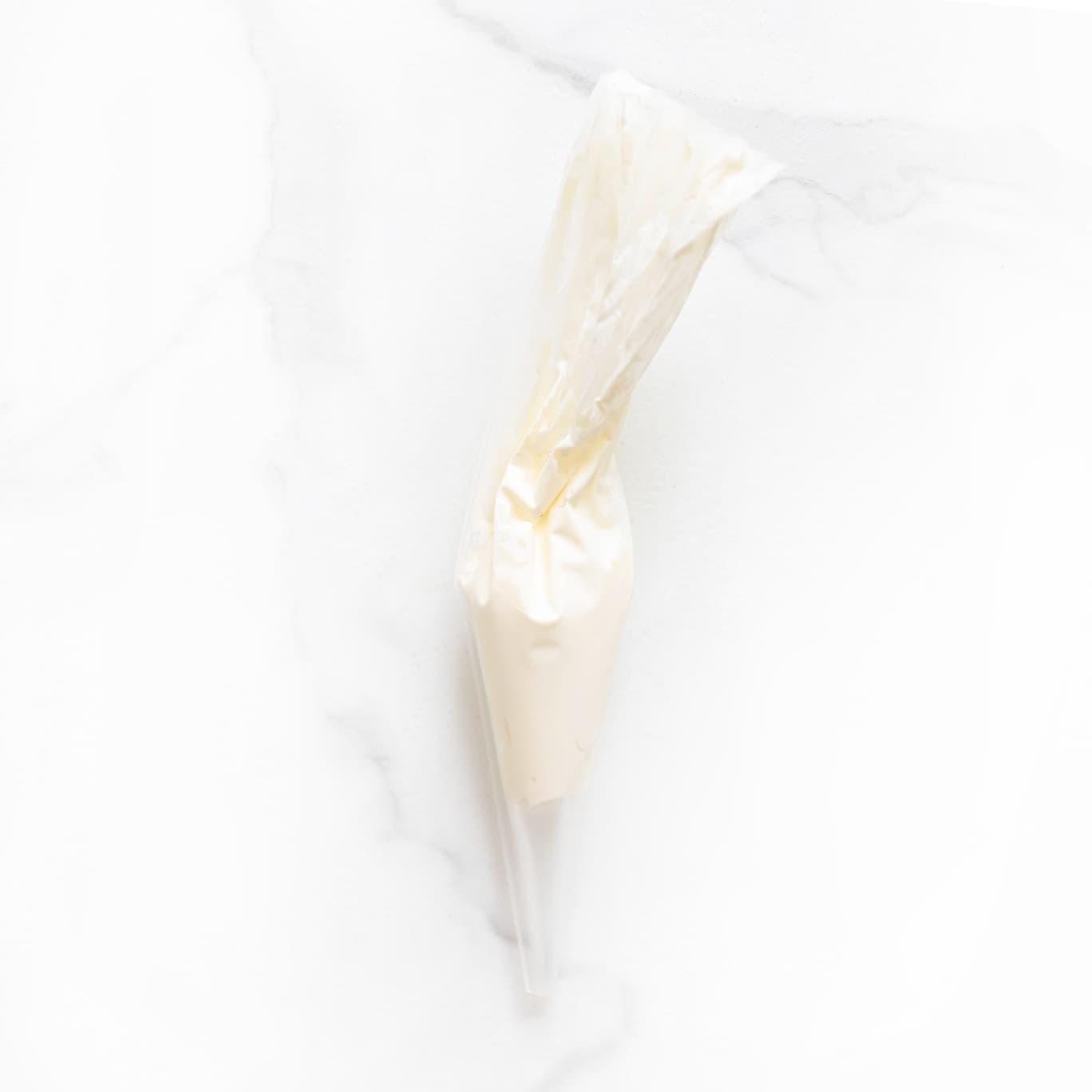 Mayonaise in een spuitzak voordat je het op de voetbalveld spuit