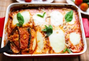 Melanzane alla parmigiana met lagen geroosterde aubergine, tomatensaus, Parmezaanse kaas en gesmolten mozzarella