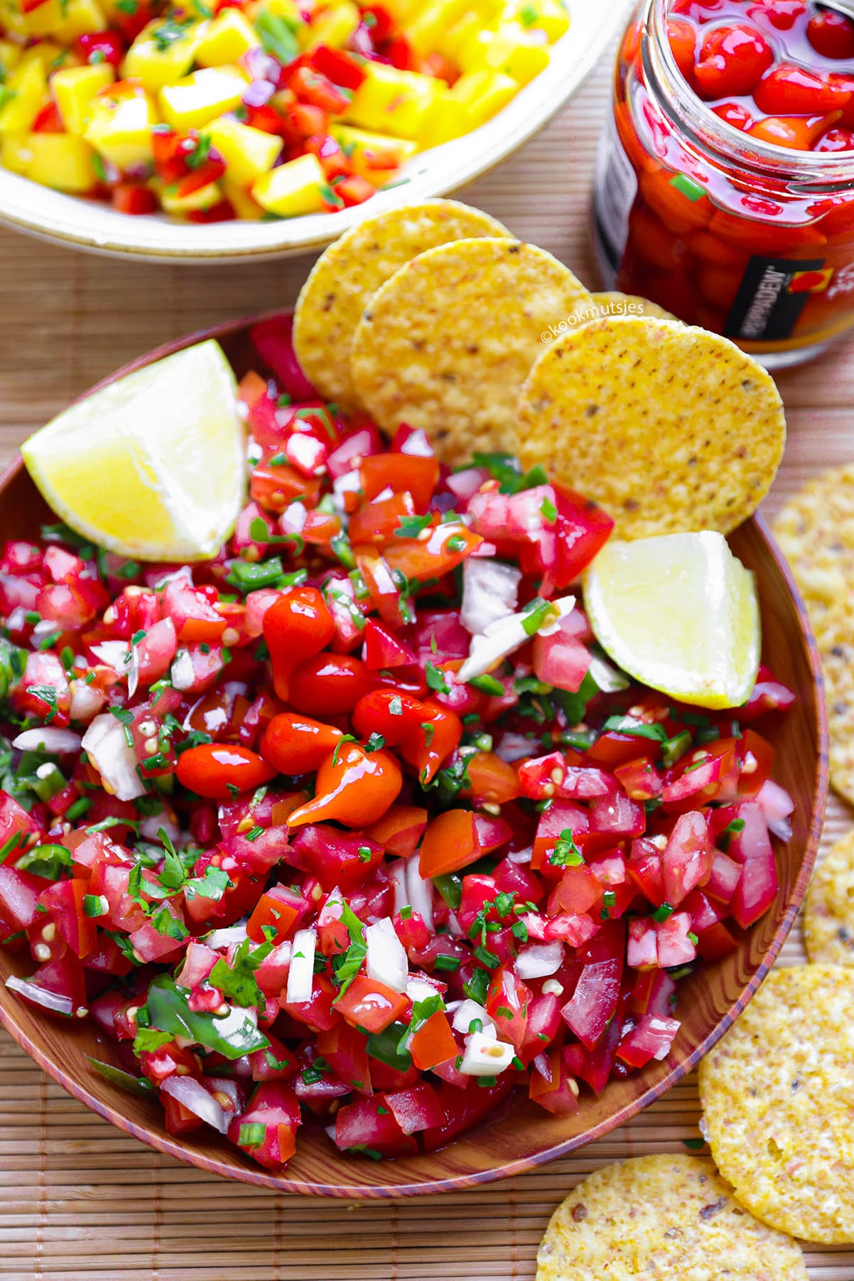 Verse Mexicaanse pico de gallo met tomaten, ui, jalapeño en limoensap