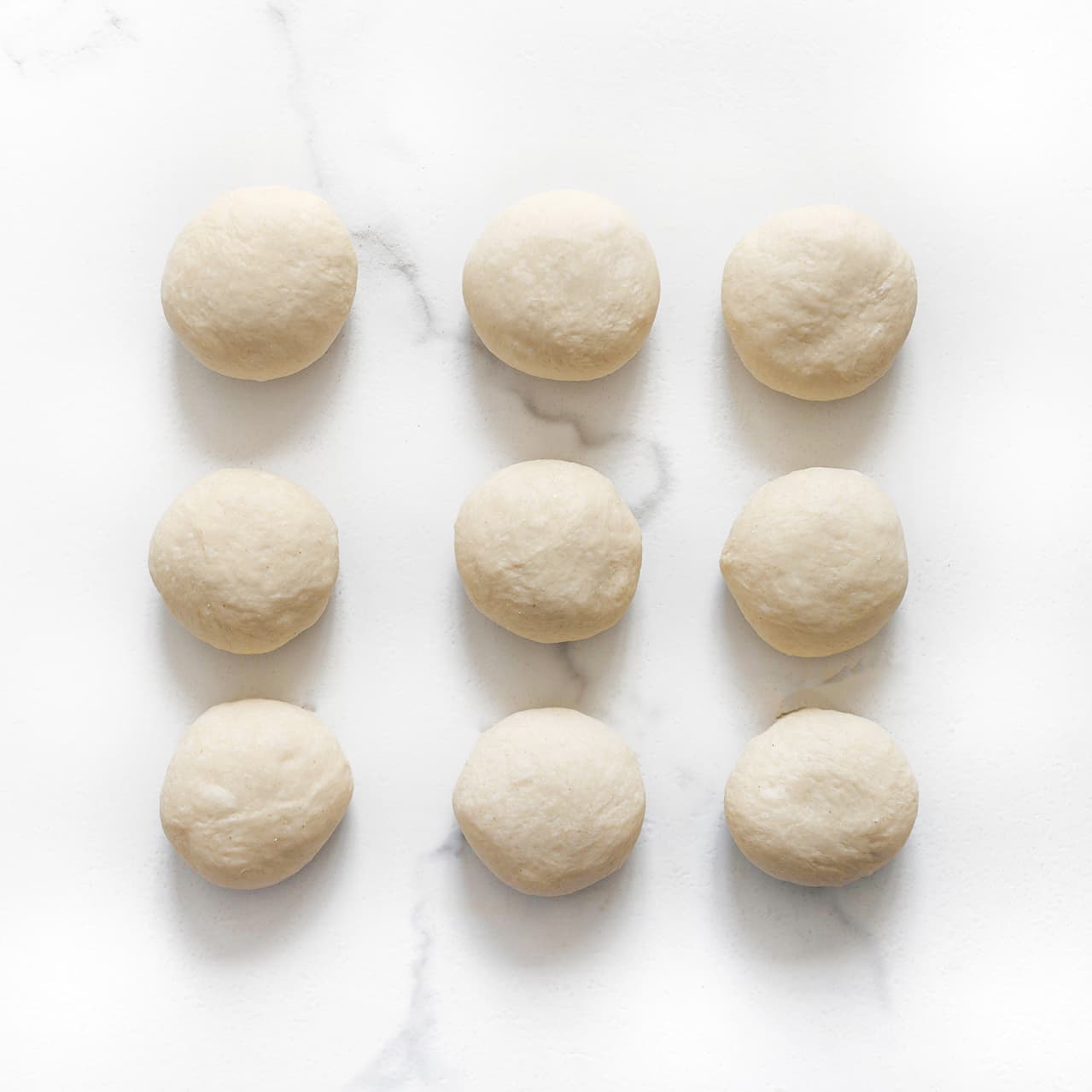 Negen deegbolletjes voor het maken van zelfgemaakte naanbroodjes