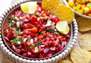 Pico de gallo recept met verse tomaten, ui, jalapeño, limoensap en kruiden in een kom