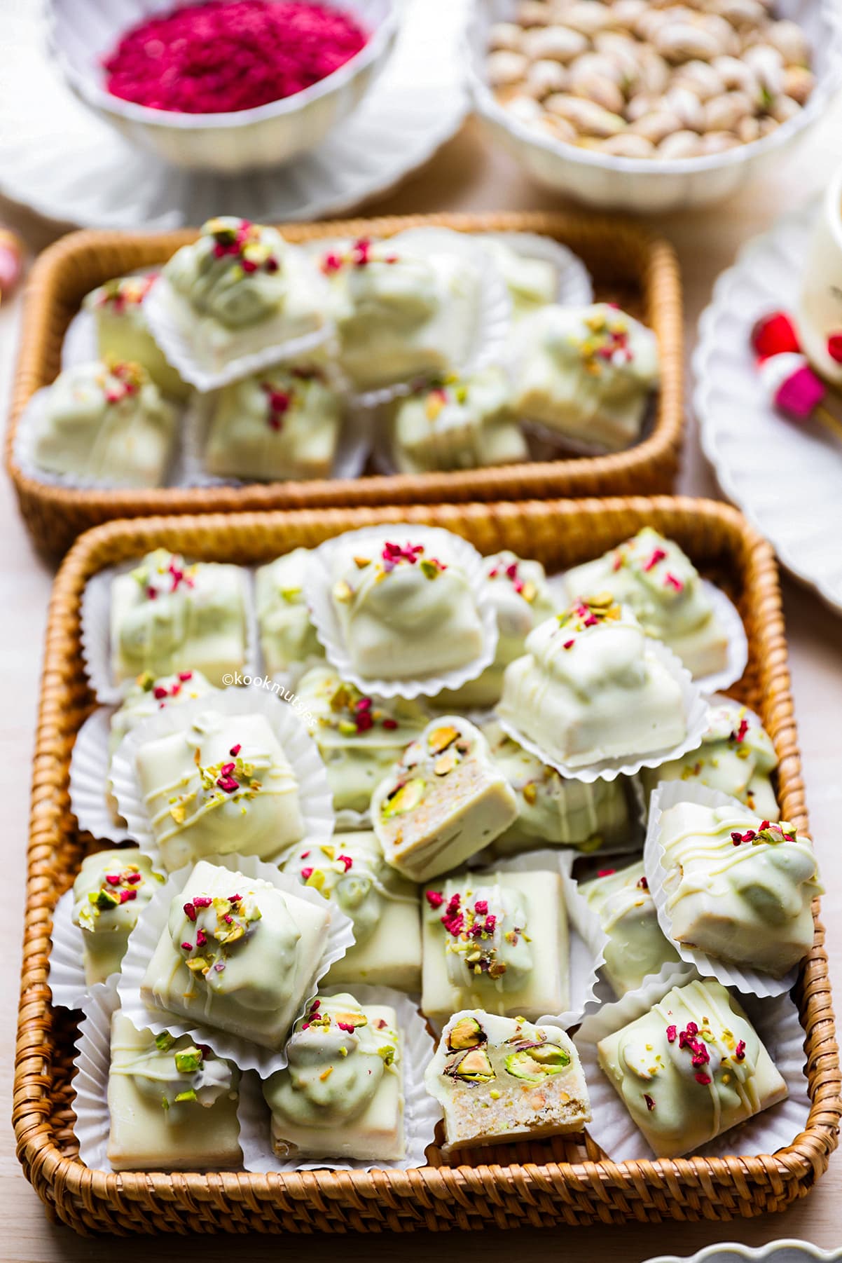 Close-up van pistache koekjes met romige pistachevulling en witte chocolade
