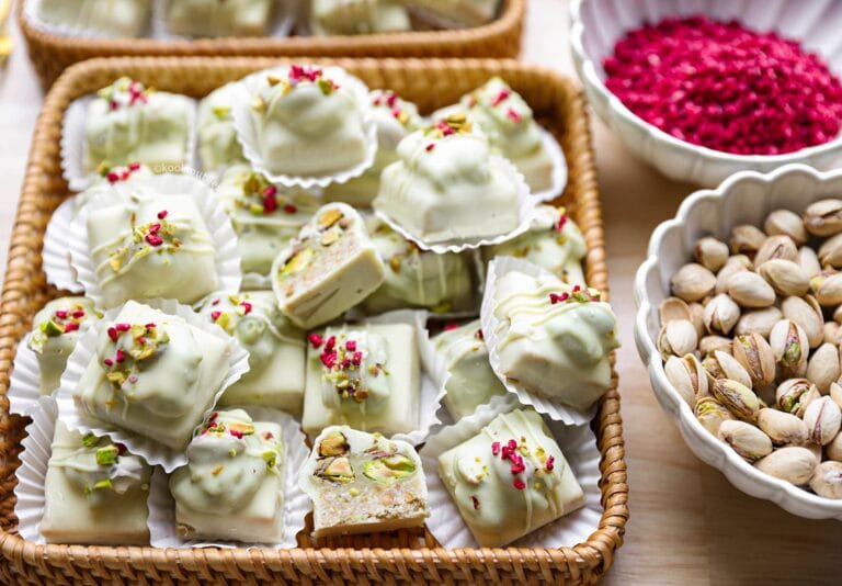Pistache Rosa koekjes met witte chocolade, pistachevulling en gevriesdroogde frambozen