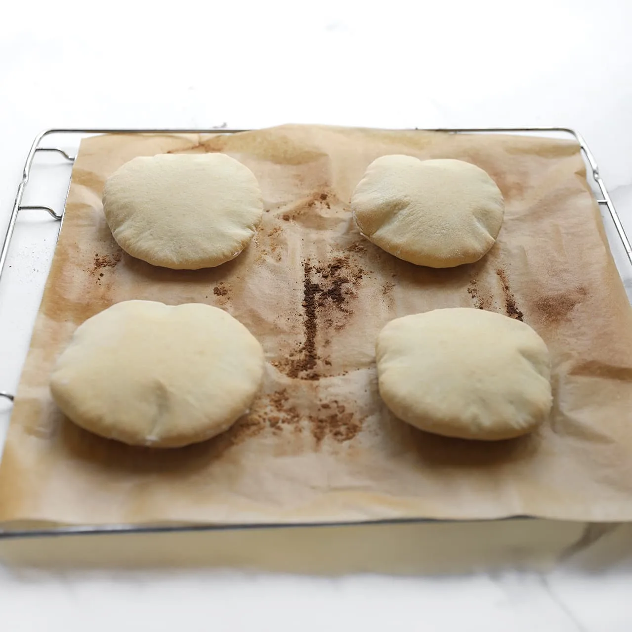 Pita broodjes goudbruin bakken in de oven