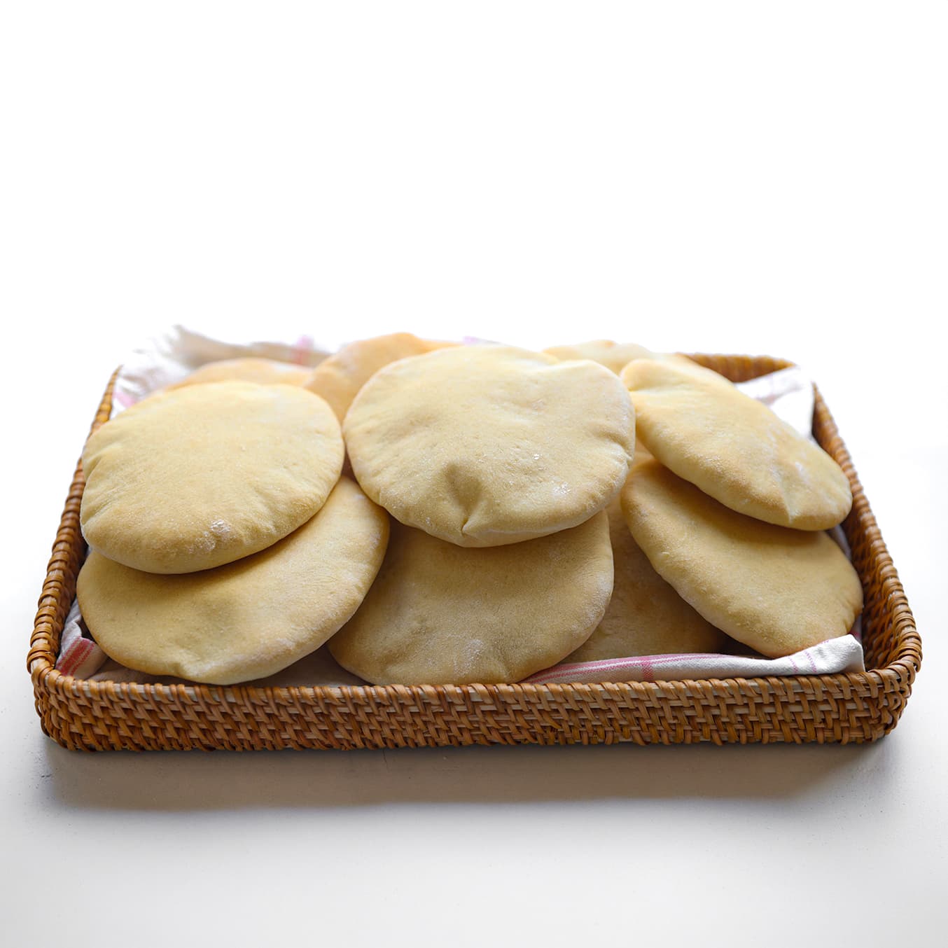 Zelfgemaakte pita broodjes in een mand