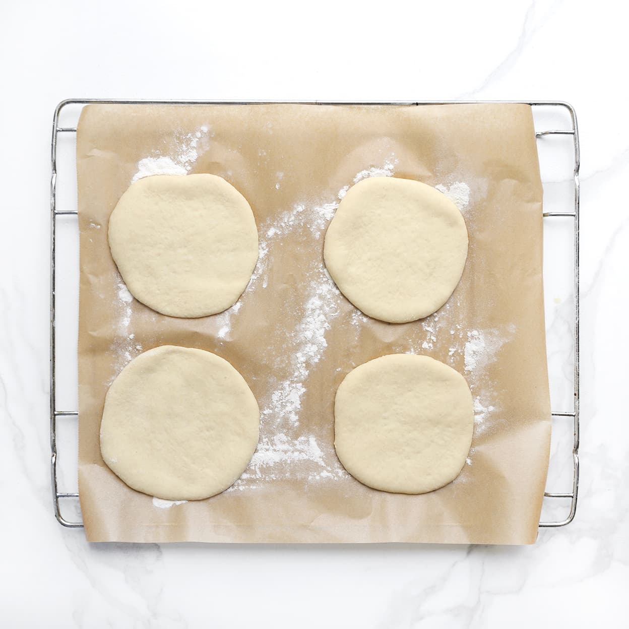Pita broodjes leggen op een rooster met bakpapier