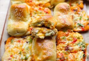 Pizzaburgers uit de oven gevuld met gehakt, cheddar kaas en saus