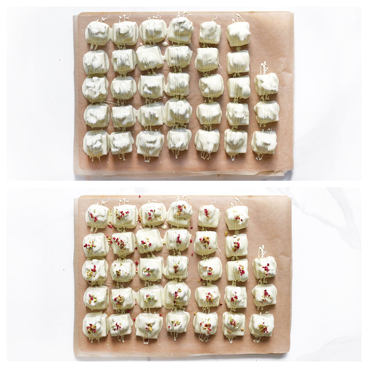 Rosa koekjes garneren met lijntjes witte chocolade en gedroogde frambozen