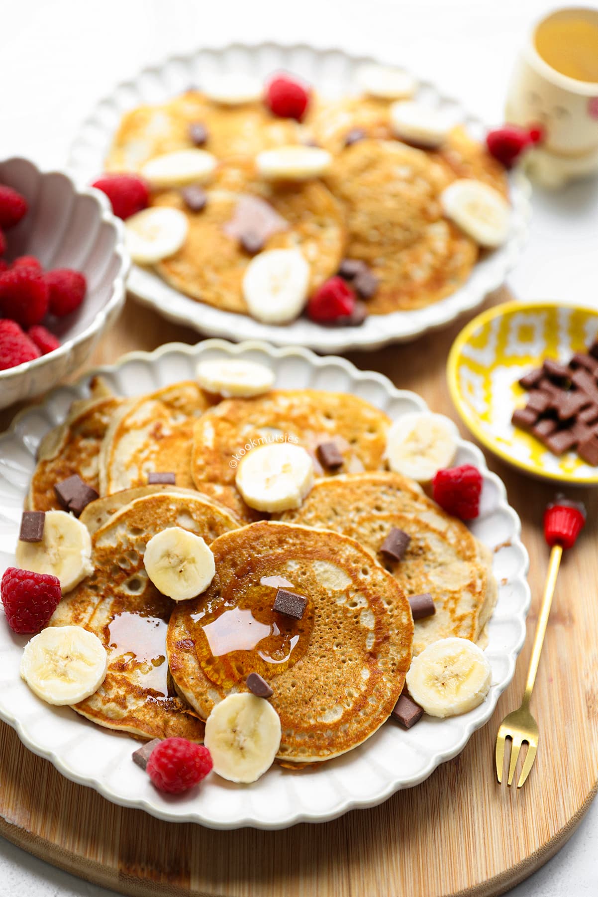 Close-up van een zachte bananenpannenkoek met gesmolten chocolade chunks